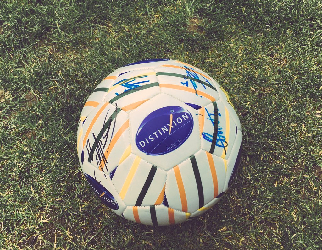 FCNantes's tweet image. Aujourd'hui, on offre un ballon @DistinxionAutos dédicacé par les joueurs à un heureux élu parmi tous les likes sur ce tweet, bonne chance !
