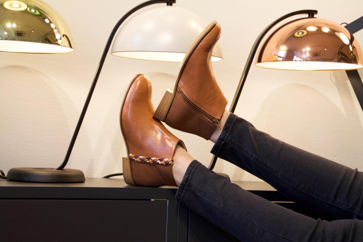 ★ #Mode ★ <a href="/MinuitSurTerre/">Minuit Sur Terre</a>, une marque de chaussures qui allie style et qualité, sans produits d'origine animale.😀►kisskissbankbank.com/minuit-sur-ter…