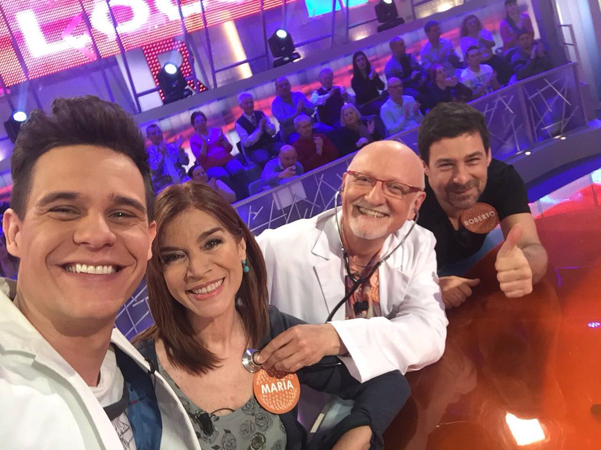 eltirontv's tweet photo. Estos son unos bonitos selfis de ayer 😊 #Pasapalabra https://t.co/nRffOc3grA