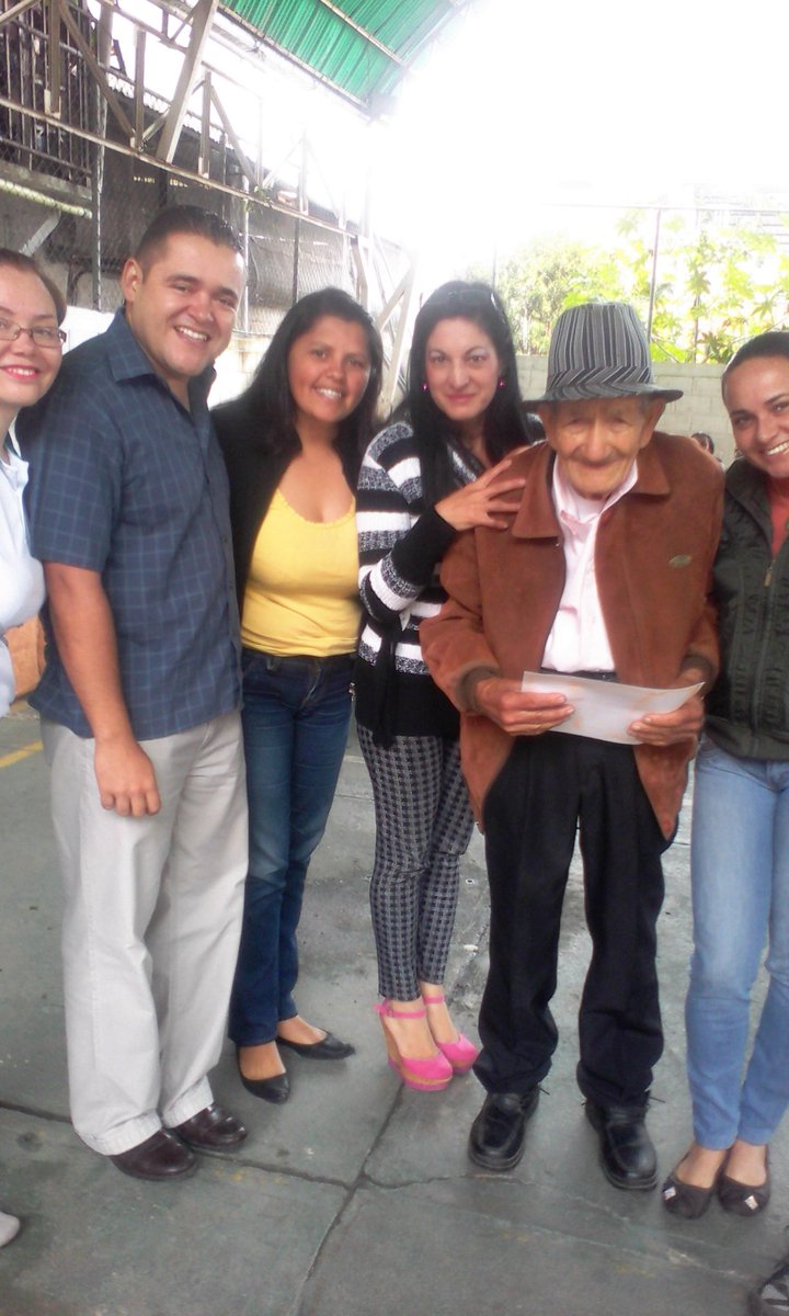 UEELSURURAL's tweet photo. Homenaje al Sr. Felipe Rangel, primer obrero de la institución @Crajauregui1 @CLIFPJauregui @Crazet2011 https://t.co/idgfZA7r4n