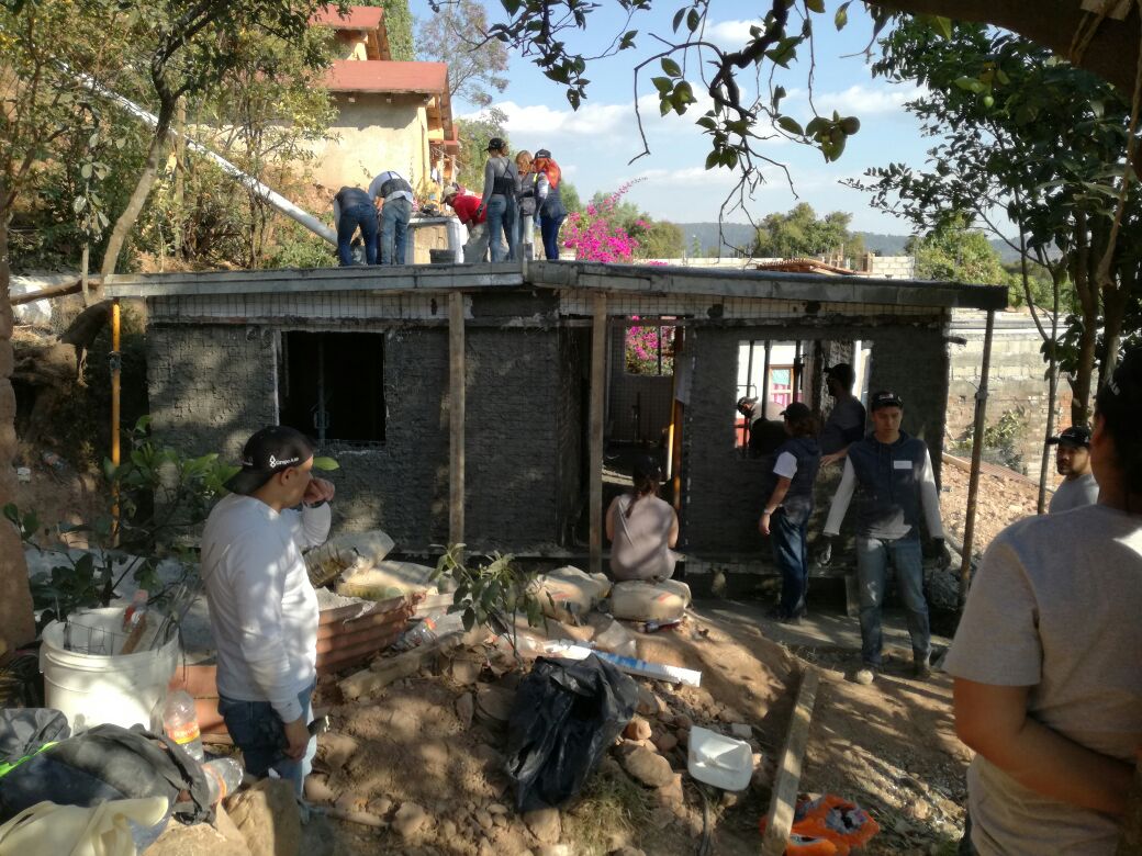 GrupoAXO's tweet photo. Con más de 40 personas por equipo construimos casas, cambiamos vidas y vivimos una experiencia inolvidable #TailoredHelp #ProudToBeAxo https://t.co/vCzlenz9Hq
