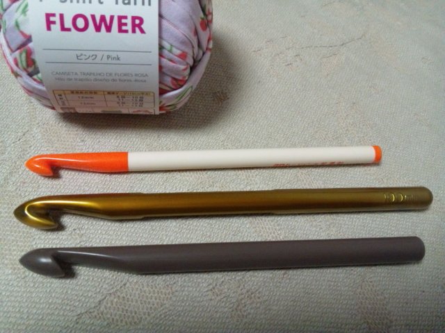 3＋5 on Twitter &quot;Tulip社のジャイアントかぎ針10mmを購入。早速試し編みしたら、100均のより全然楽でした。本当はアミ