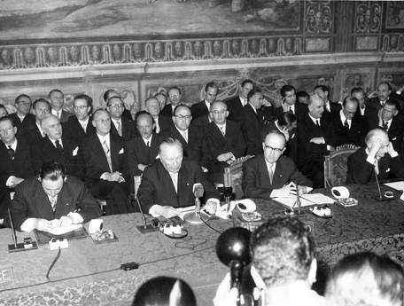ansaeuropa's tweet photo. 60 anni di #TrattatiRoma: la #Ue 🇪🇺 sarà capace di riformarsi? VOTA il nuovo SONDAGGIO di ANSA Europa https://t.co/xwIEoUpYVS #EU60 https://t.co/aUzOy1dLNJ