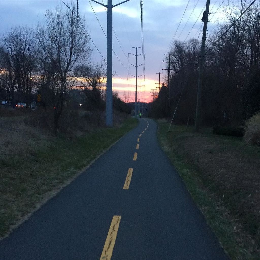americancyclo's tweet photo. #rushhour #bikedc #ilovemycommute #sunrise https://t.co/F0dLPG7dCu https://t.co/u7Te1icvxm