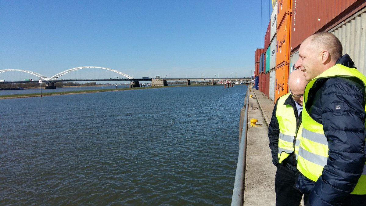 HansFreije's tweet photo. Op bezoek bij de logistieke trekker in @gem_gorinchem: #HTSGroup (100m) #intermodaalvervoer #toekomst https://t.co/6cGOBUd5bn