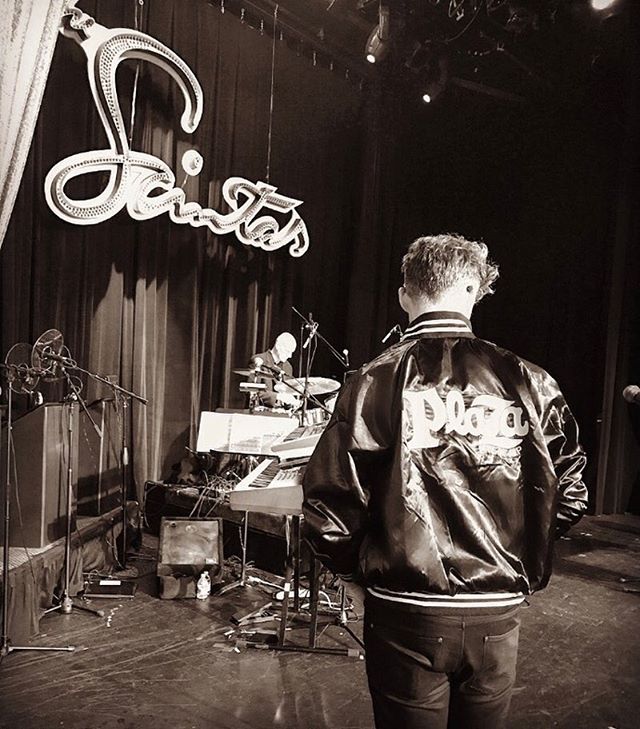 PlazaLasVegas's tweet photo. Get your tickets for a guaranteed night of fun to see @frankiescinta https://t.co/XoGVicRZCf 📷: #MrRutherford #PlazaLV https://t.co/HhMhykbIRS