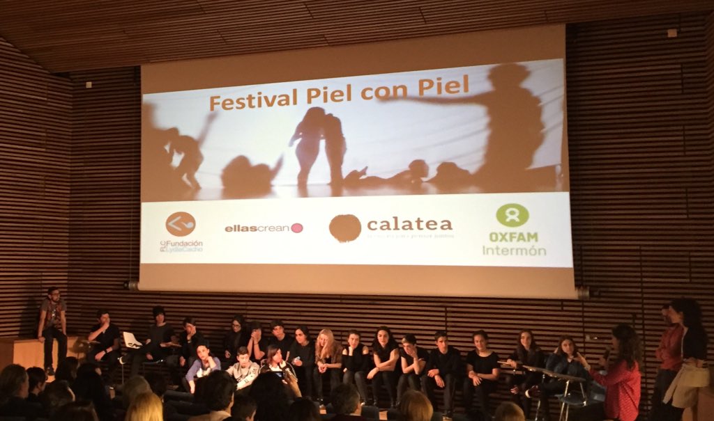 zinniaqc's tweet photo. A punto de llorar d la emoción literalmente. Espectacular el impacto de la iniciativa #PielConPiel d @FLC_LydiaCacho https://t.co/8s3Dd1SVwZ