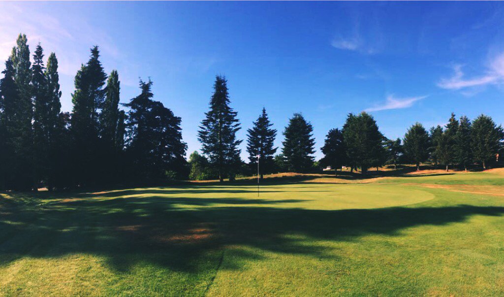 A beautiful day on the course, and the sun is here for the weekend ☀️Green fees available from 12pm Sat-Sun, book online or call reception.