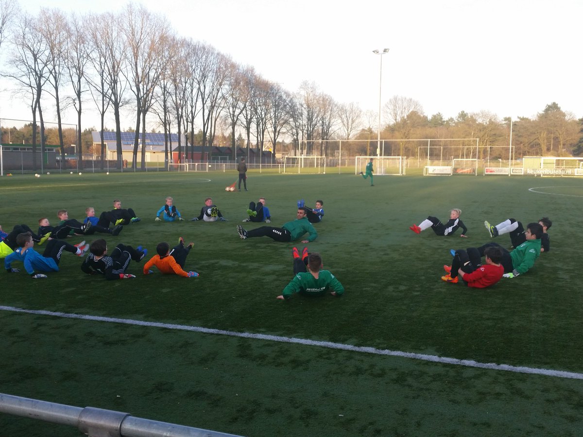 linksefoppuh's tweet photo. Keepersschool @VVOGzat 19 keepers worden flink onderhanden genomen door de keeperstrainers. @VVOGJC https://t.co/EaS7VrEckO