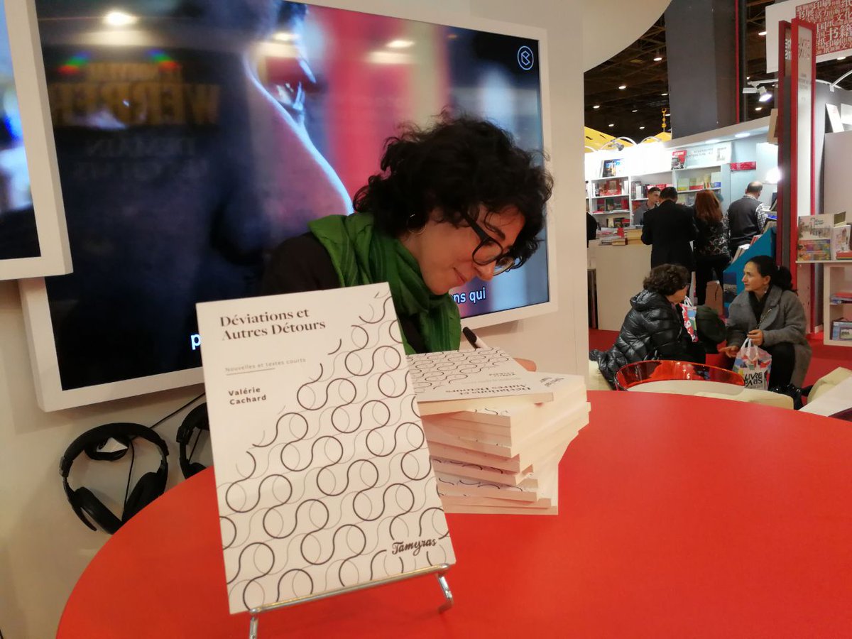 BookwittyFR's tweet photo. En ce moment sur notre stand au #SalonDuLivre : les auteurs @Tamyras dédicacent leurs œuvres. #LivreParis2017 https://t.co/VjP8Gi861E