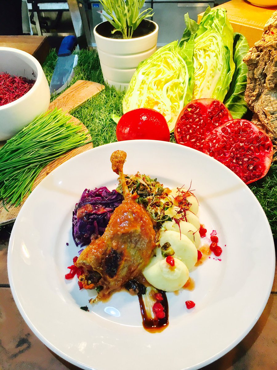 dannewtongreen's tweet photo. Confit duck leg, braised cabbage, crispy greens and plum sauce #platetoorder #fridaystandard #isstruefood @connorp64 @Chris_Potter196 https://t.co/ss2rPOqX89