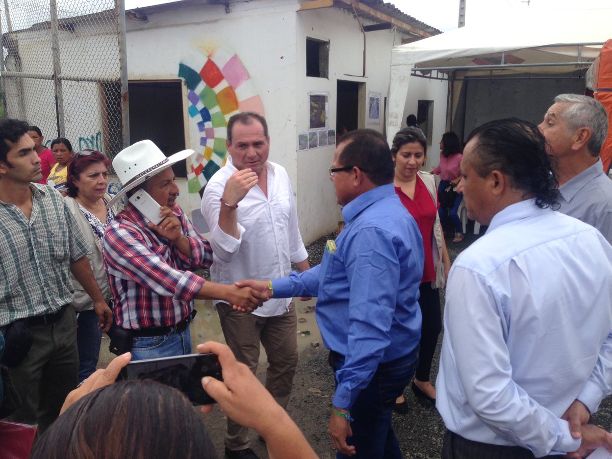 AsentamientosEc's tweet photo. @LuisMongeE Gobernador y Jorge Estrella, secretario STPAHI recorrieron #MonteSinai verificando proceso de legalización terrenos @MashiRafael https://t.co/vvEIgnoLYa