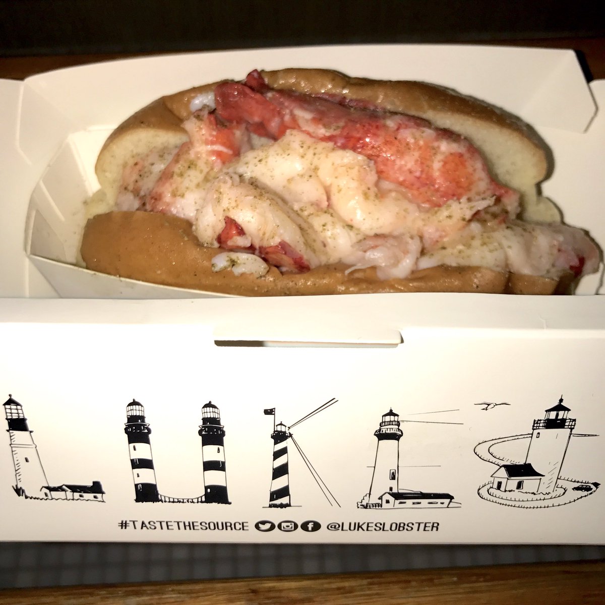 cindyrourke23's tweet photo. Can't come to New York without getting @LukesLobster Best lobster roll hands down!! #tastethesource #LukesLobster https://t.co/eV4ESMFnaF