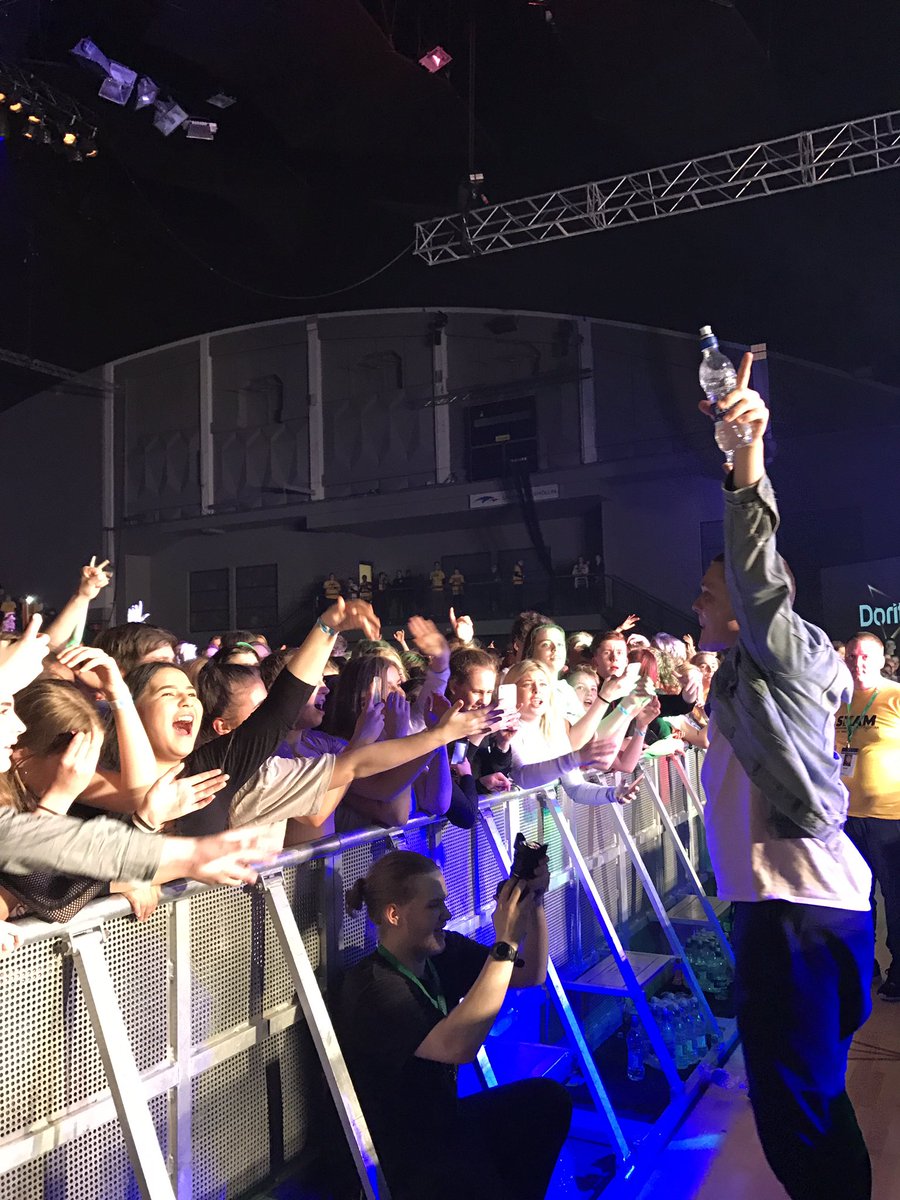 Áttan pent að TRYLLA alla 4600 unglingana 💥💥💥💥 #samfest17