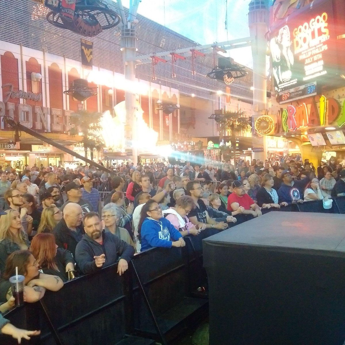 theweekendlv's tweet photo. What a crowd we had this week at @FSELV for our live event production! Hope to see you next week Wed 3/29, 8-10pm at 1st Street Stage https://t.co/GpXRBupjRZ