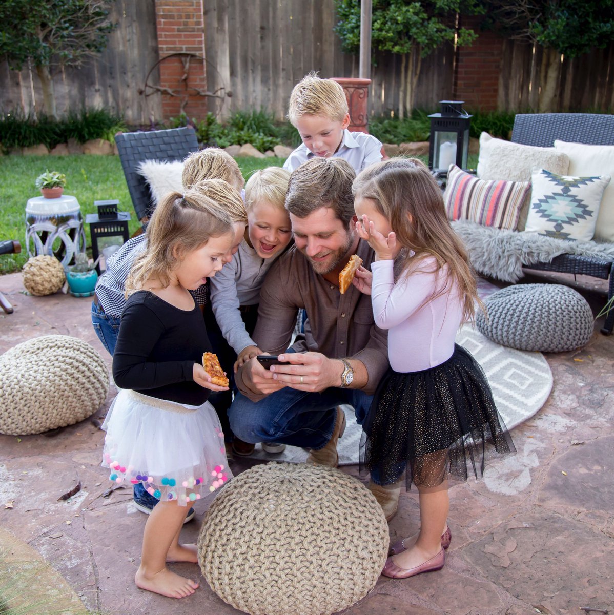 curagoapp's tweet photo. Yay for warmer #weekend evenings with friends! Invite them over for pizza on the patio with #CURAGO. It's easy & #fun!
😊🎉🍕#curagokids https://t.co/NrMnecaF5P