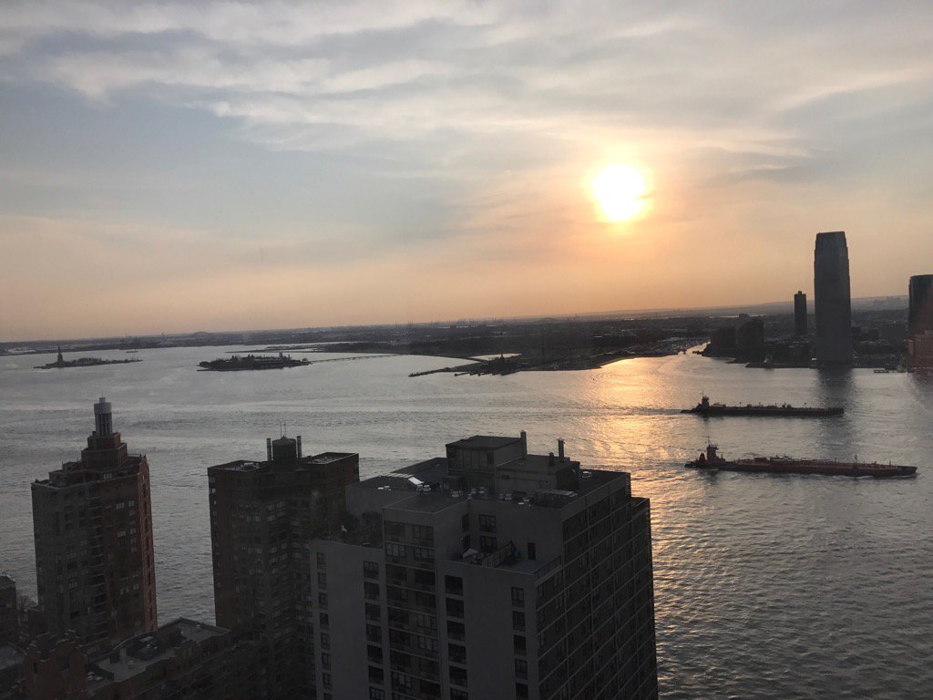 BasilKaratzas's tweet photo. Glorious #sunset #NYC- #StatueofLiberty to left n #tankbarges in parallel upstream #Hudson #Reinauer @KaratzasMarine https://t.co/QWvzitbzSG