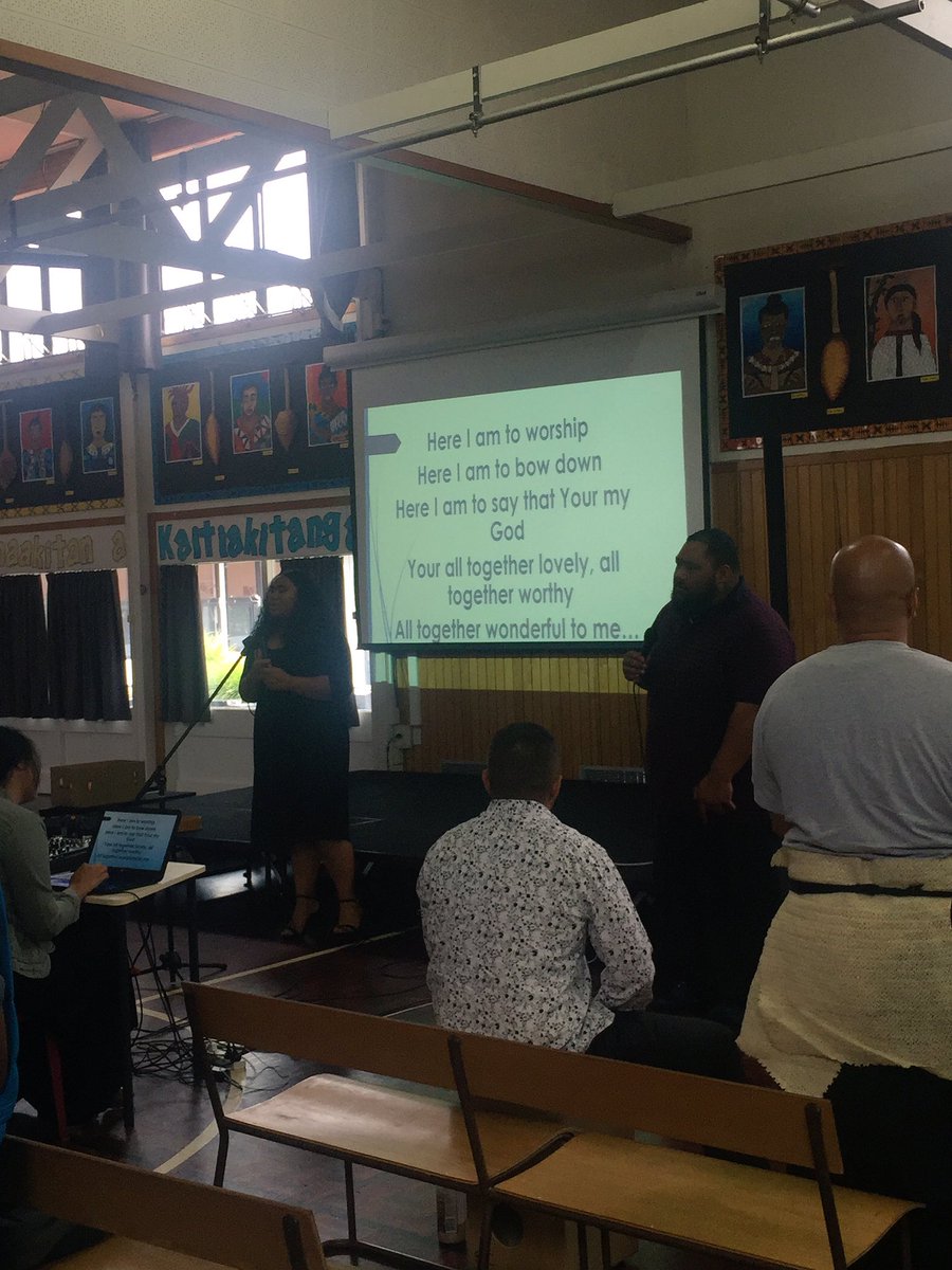 maybeitsmaybz's tweet photo. When you wanna praise God but poor grammar.... #holdupLord #itsYoure https://t.co/Lr4oST9bc9