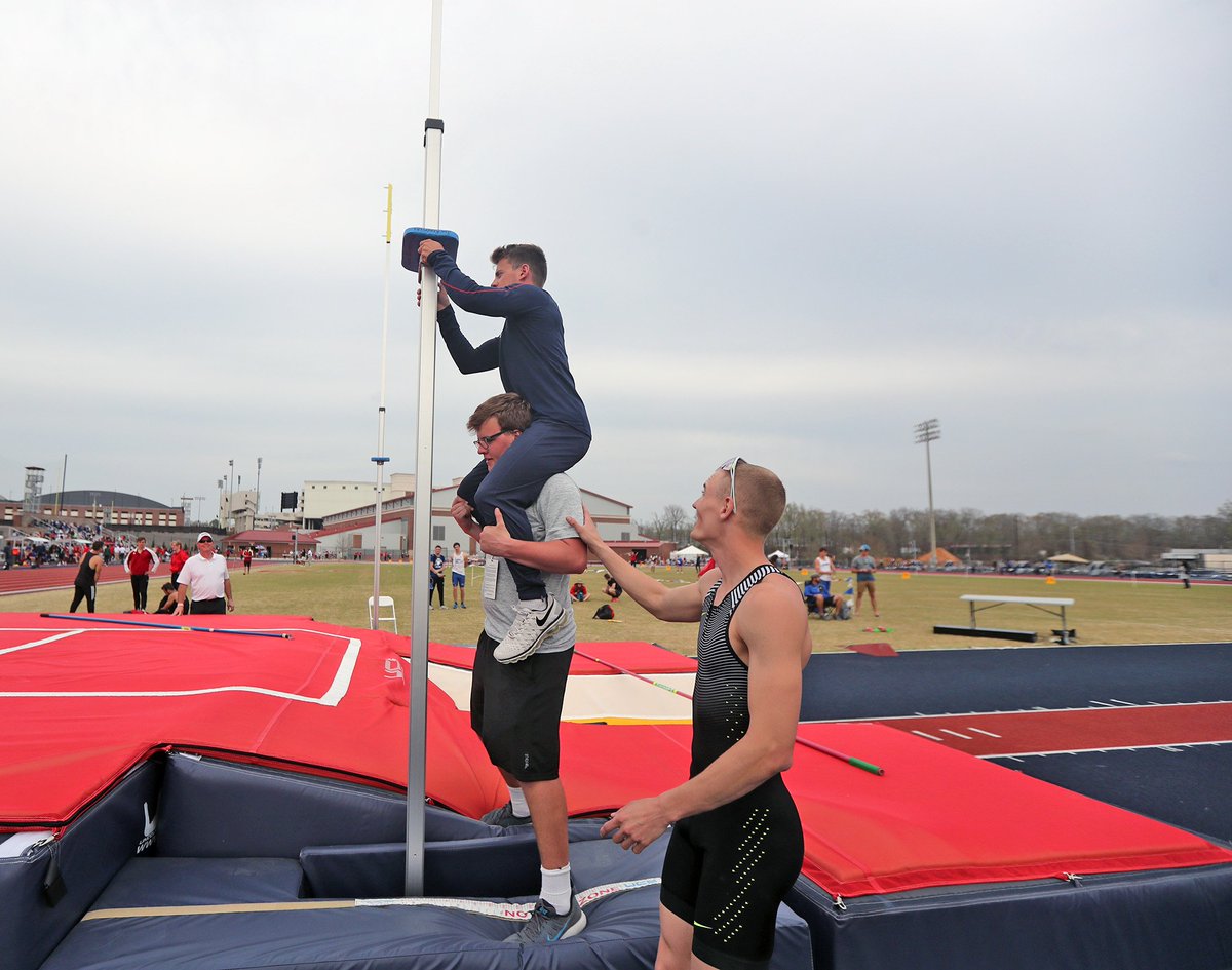 Olemisspix Here Is Something You Don T See Everyday Samkendricks Was Jumping So High That It Took 3 People To Raise The Bar Olemisstrack T Co Rzzsdzybs8