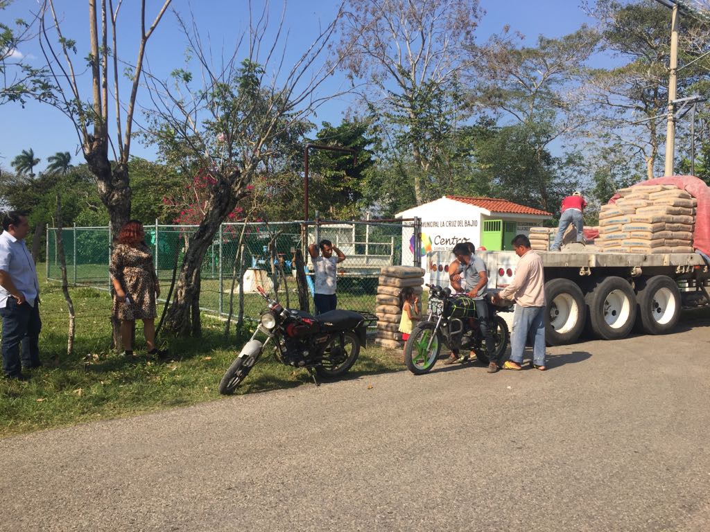 victorgbaeza's tweet photo. Entregando cemento a bajo costo en las Rías. Cruz del B. y La Palma, gracias al apoyo del Lic. Gerardo G. @OficialCentro @gerardogaudiano https://t.co/uUskcugn2H