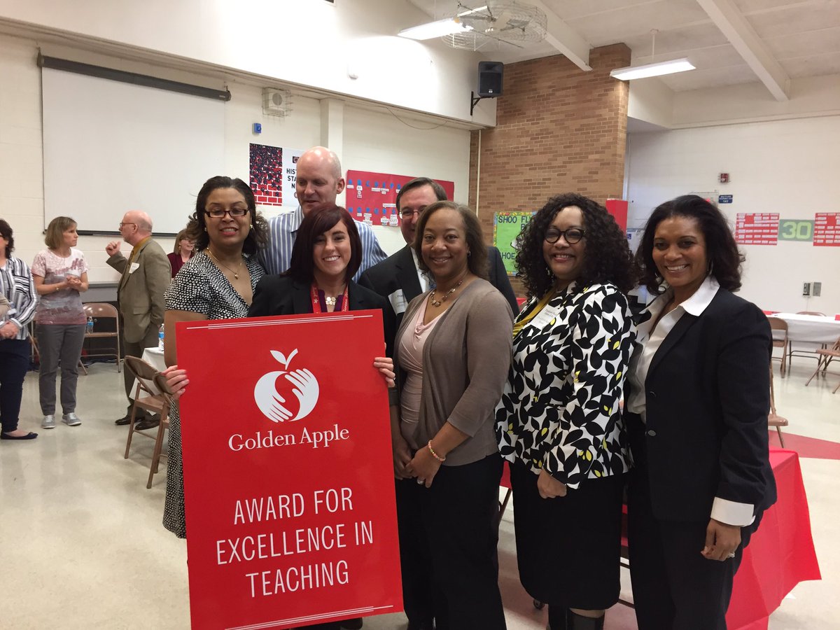 SizemoreGreen's tweet photo. @teachbeaty @goldenapple_il @SerenaHills_161 https://t.co/dbKFs0dprB