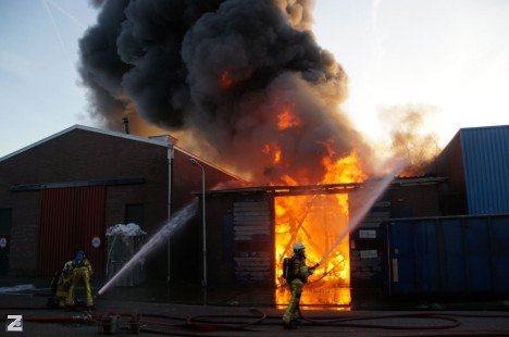 Brand Genemuiden: ramen en deur sluiten dlvr.it/Njdstd