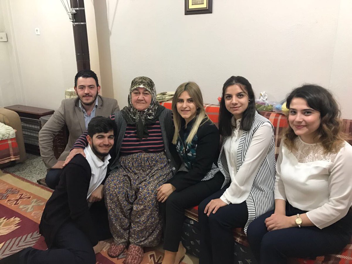 AK Gençlik Manisa (@akgenclikmanisa) on Twitter photo GM.TM. Kord. <a href="/bsrergenc/">Büşra Ergenç</a>,Tşk.Bşk. İlkcan Durmaz, Çevre Şehir Kültür Bşk.Tuba Yıldız ve YK.üyelerimizle Menşure Dural teyzemizi ziyaret ettik. GM.TM. Kord. <a href="/bsrergenc/">Büşra Ergenç</a>,Tşk.Bşk. İlkcan Durmaz, Çevre Şehir Kültür Bşk.Tuba Yıldız ve YK.üyelerimizle Menşure Dural teyzemizi ziyaret ettik.
