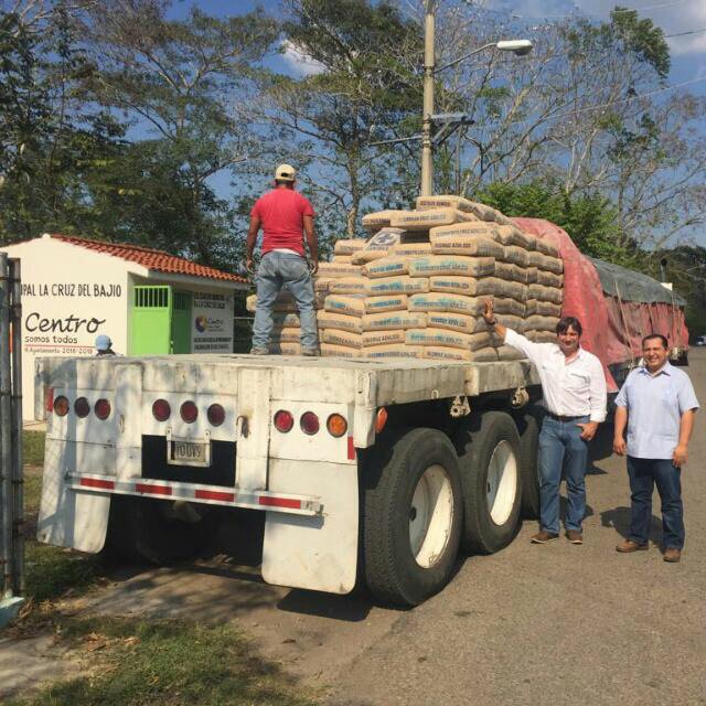 victorgbaeza's tweet photo. Gracias al Lic. Gerardo y Atención Ciudadana por el apoyo a las Rías. La Palma y Cruz del Bajío con cemento a bajo costo @OficialCentro https://t.co/Ad6DOGgFxN