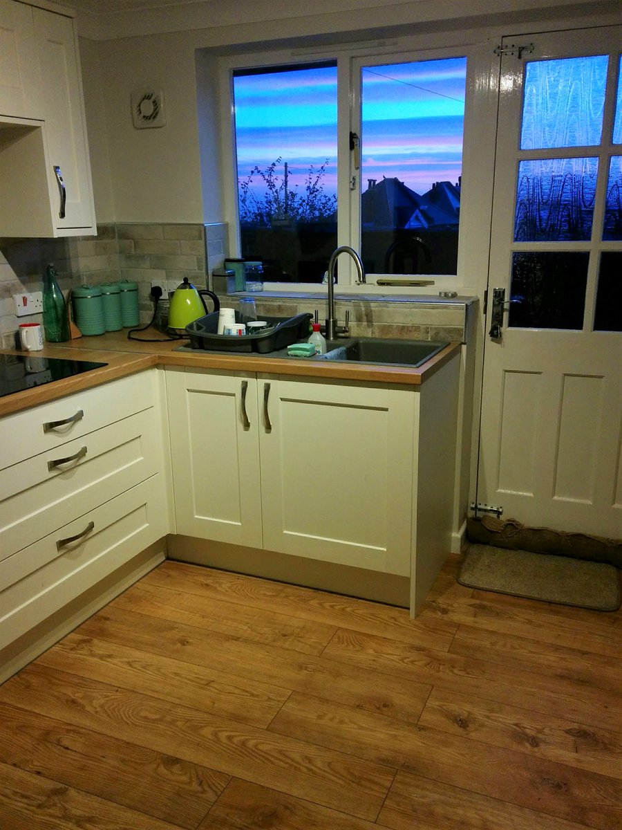 MarkGCarpentry's tweet photo. I also fit #kitchens like this lovely one from #Howdens #carpentry #Dorset https://t.co/eF0bxAk4gA