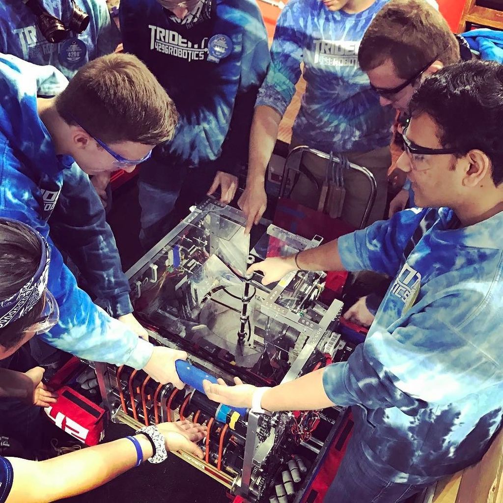 thirstyboy's tweet photo. Well, we found ourselves in a stadium of 15-18 year olds that are WAY smarter than us. 🤖🤖🤖… https://t.co/EnexCPlHEE https://t.co/1hBlRGiVtt