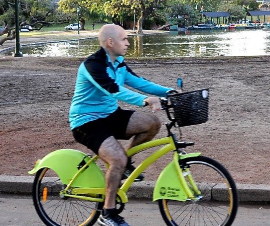 elcosodelapizza's tweet photo. ♬ A mi manera, despelucado
En una bici que me lleva a todos lados
Un vallenato desesperado ♬ https://t.co/PdUxWIp5cE