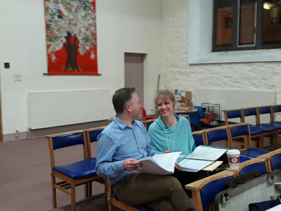 <a href="/dartsinf/">Sinfonietta</a> <a href="/SimonCapet/">Simon Capet</a> <a href="/DartingtonChoir/">DartingtonChoir</a> <a href="/DartingtonArts/">Dartington Arts</a> <a href="/whatsindevon/">Whats in Devon</a> 
Simon and Catherine Hamilton in discussion in the tea break!