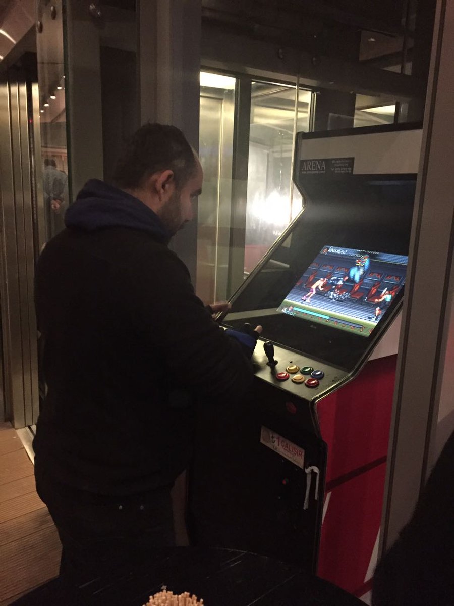 Lightdesinger's tweet image. 90 lar gecesinde çocukluguna dönen ben