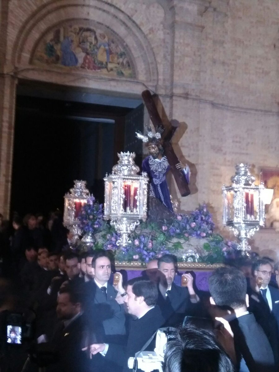 Vía Crucis parroquial del Polvorín presidido por Jesús de la Penas en sus Tres Caídas. 
Foto: Zeus Toledo
@3CaidasHuelva <a href="/gj_3caidas/">G. Joven Tres Caídas</a>