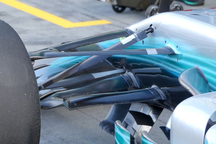 TelemetricoF1's tweet photo. #AusGP 🇦🇺 #FreePractice criterios diferentes en los brazos de suspension #RBull sujeto al perfil del ala inferior #Mercedes no. https://t.co/DBv23DiheG