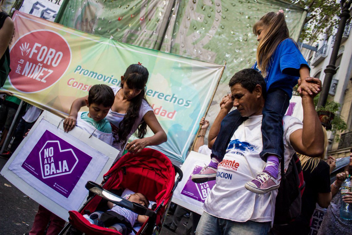 Hoy los chicos marchan por sus derechos. #NoAlaBaja