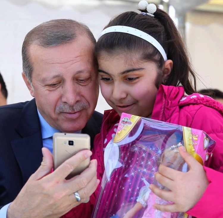 "Bak canım, 
burada eniştem beni aradı...." 

#VatanBölünmez ama yobazlaşır...
#Hayır
#Hayır
#Hayır