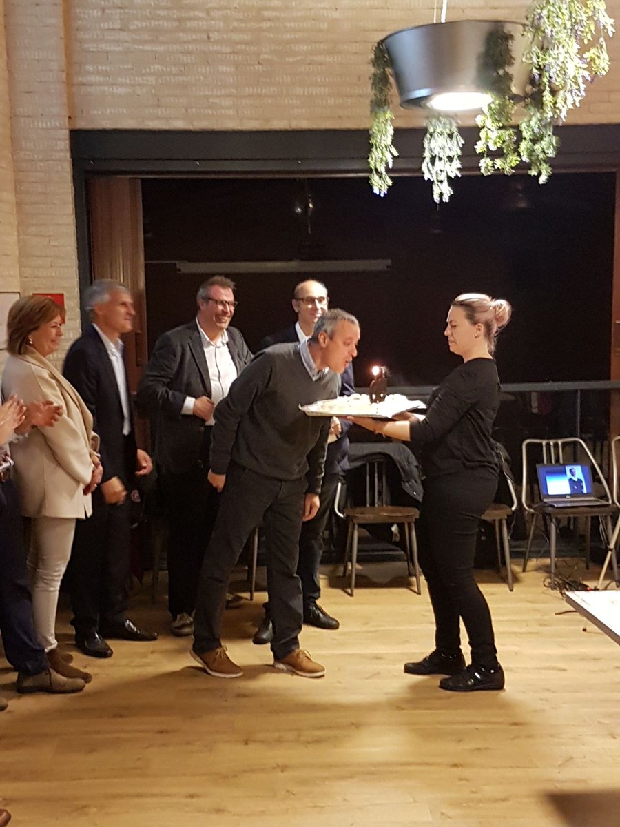 El nostre company David Segarra fa 50 anys. Un entranyable final de festa de candidatura. Per #uncerclemillor