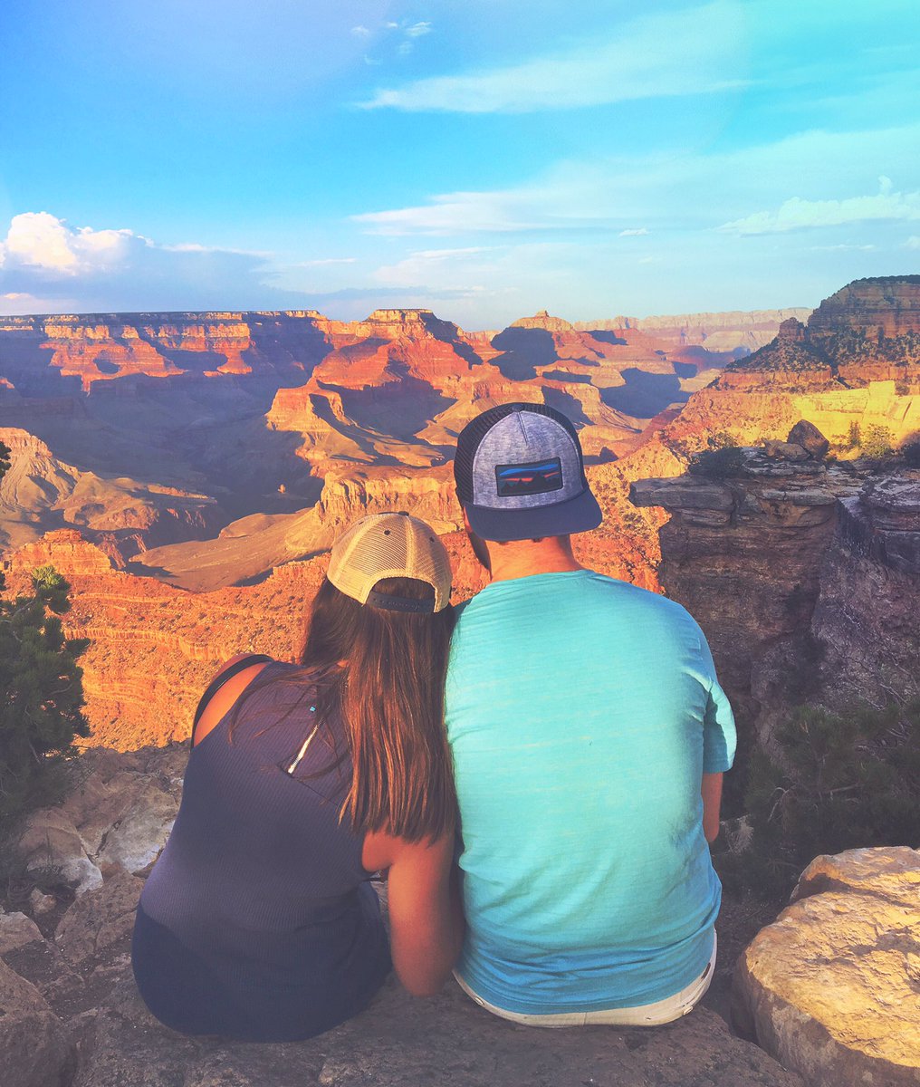New post up! Read about our pit stop at the Grand Canyon to catch the sunset during our road trip colorsandcoordinates.com/2017/03/throwb…