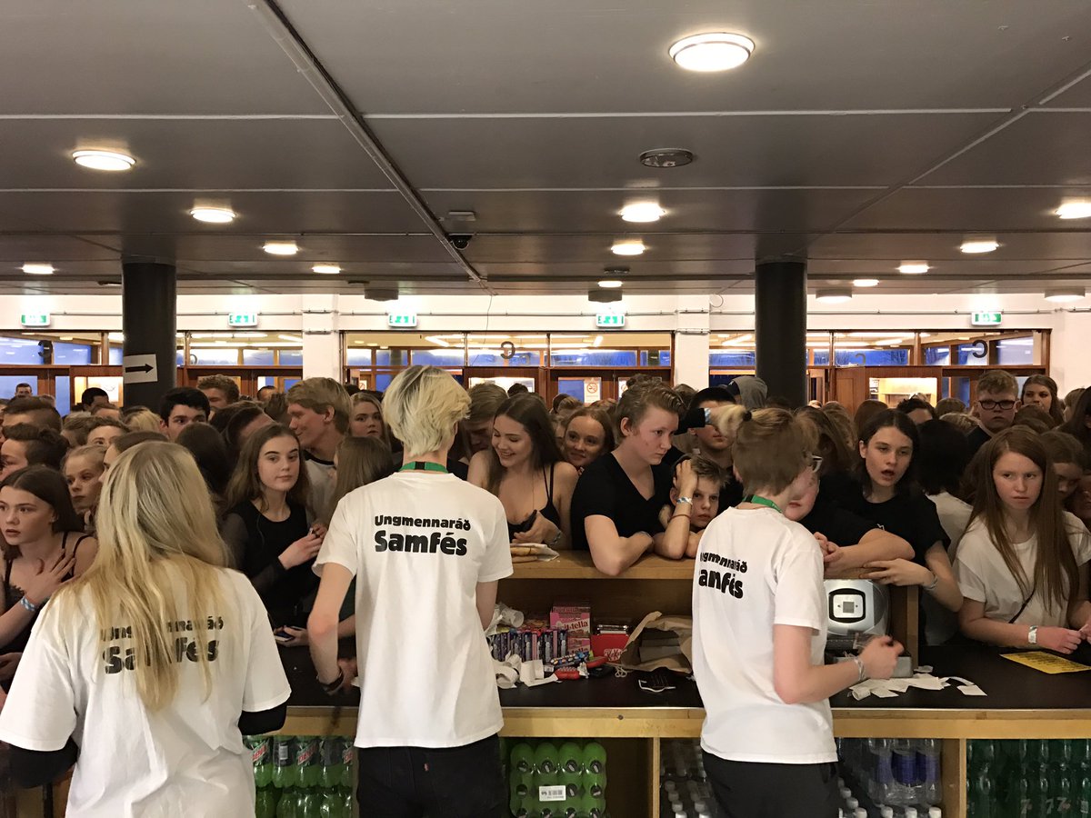 Ungmennaráð Samfés sér um að næra og vökva unglingana 🍕🍕🍕 #samfest17