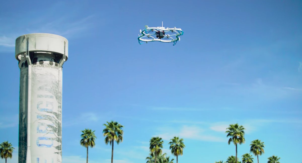 KDEDirect's tweet image. #Amazon Prime just made a fully autonomous #drone delivery dropping sunscreen to attendees at its #MARSconference bit.ly/2oejPEi