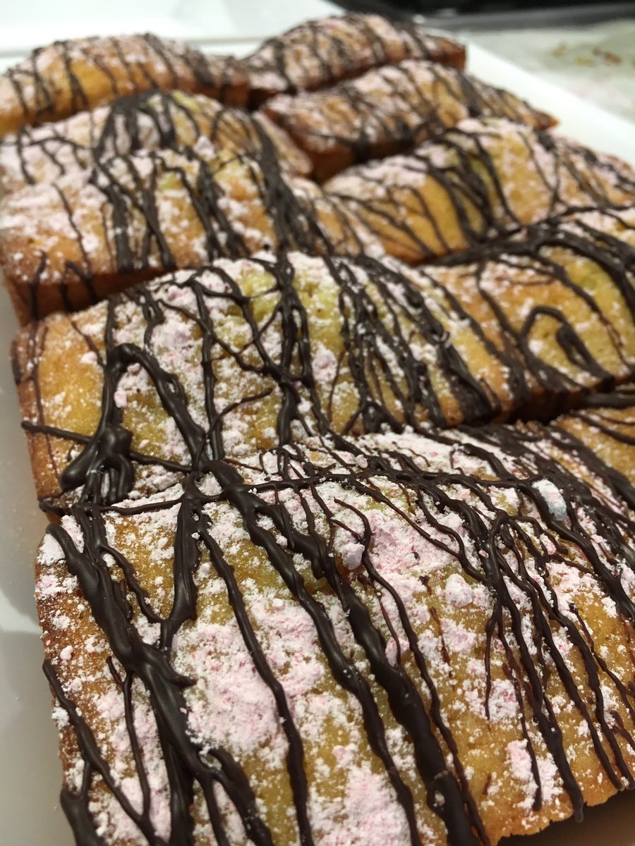 Lune_Chocolat_'s tweet image. Marzipan raspberry rose mini pound cakes, so decadent! This weekend only.