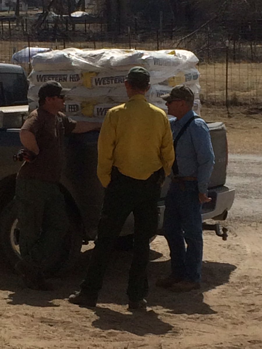 TXForestService's tweet photo. TFS crews assisted last week organizing donation sites, unloading hay and loading feed for ranchers impacted by the #PerrytonFire. https://t.co/cfbxaeMQ8q