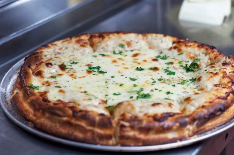 ItalianMangia's tweet photo. Look at that pizza https://t.co/jLIYcgiF4q
