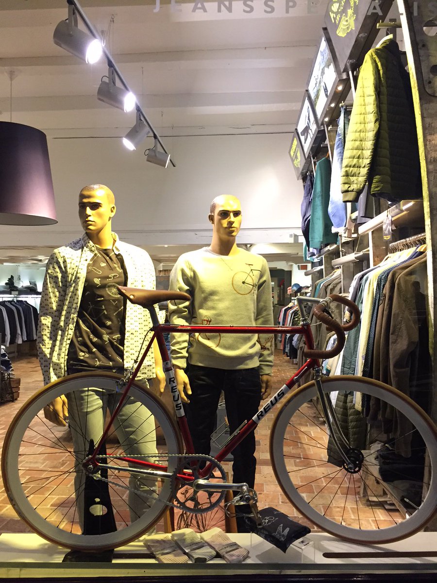 HandMadeby's tweet photo. Er staat een Reus in de etalage. #Zipperfashion #Hand-Made https://t.co/3p3kspYwUv