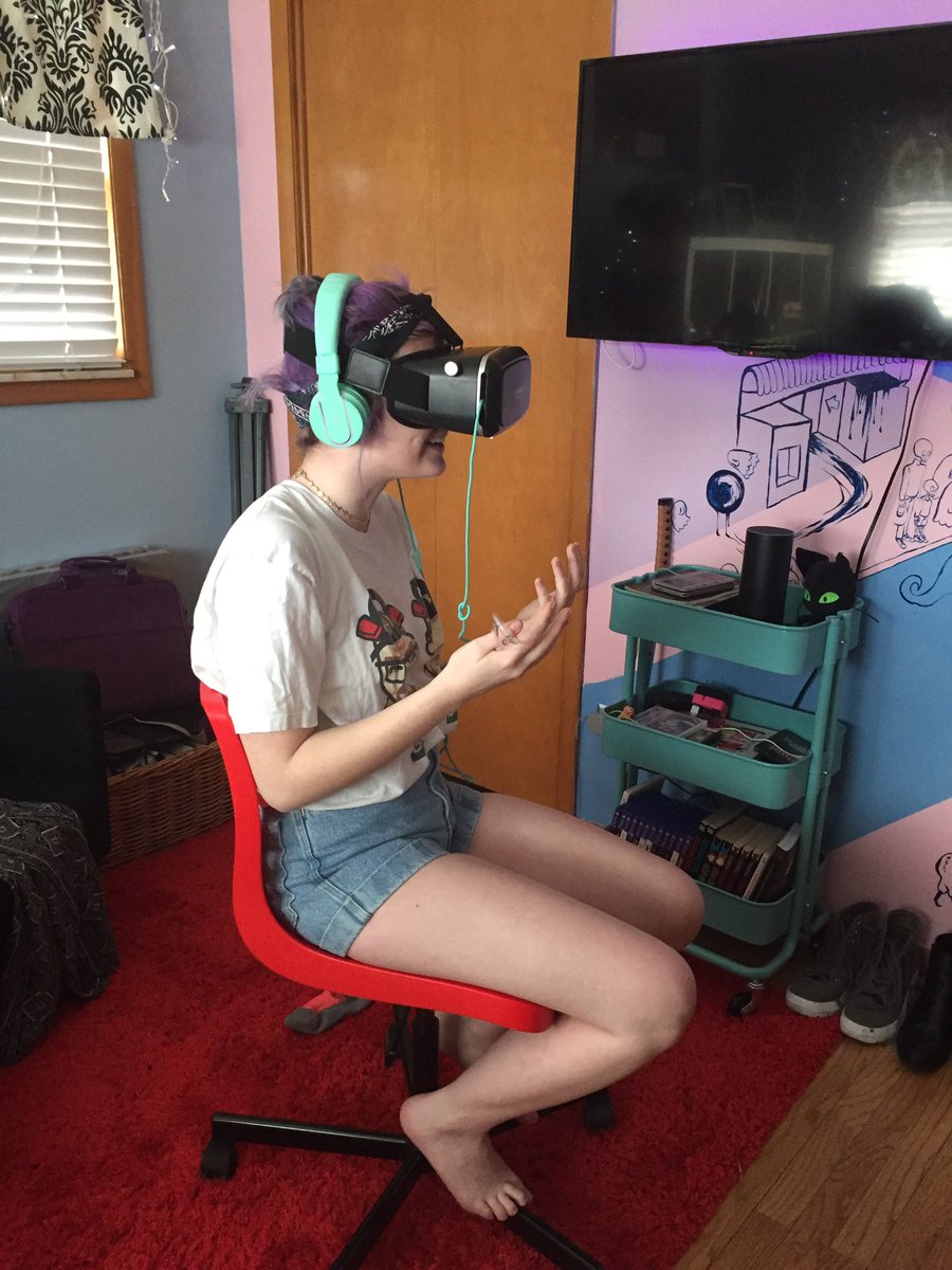 colliscool's tweet photo. heres me being so in awe at the new @gorillaz music vid in VR https://t.co/PeWxvDzyY7