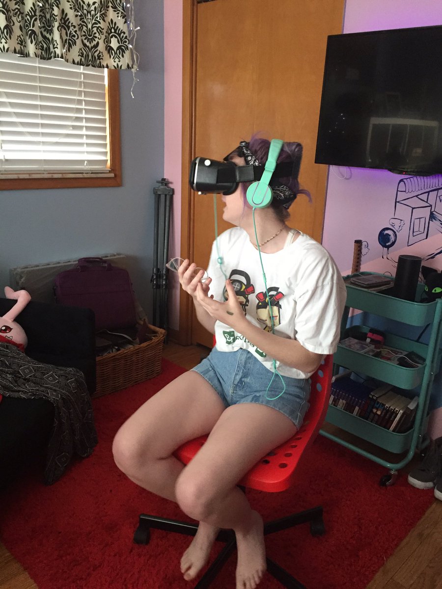 colliscool's tweet photo. heres me being so in awe at the new @gorillaz music vid in VR https://t.co/PeWxvDzyY7