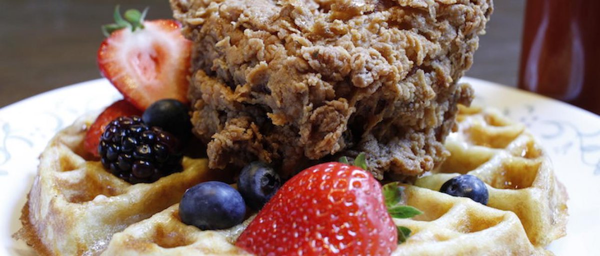 thelatinkitchen's tweet photo. Your day would be 98% better if you had a plate of #ChickenAndWaffles. Tell 'em, @OleandersBK! #WaffleDay https://t.co/YxVdDpPheO https://t.co/AoEQw4qa0E