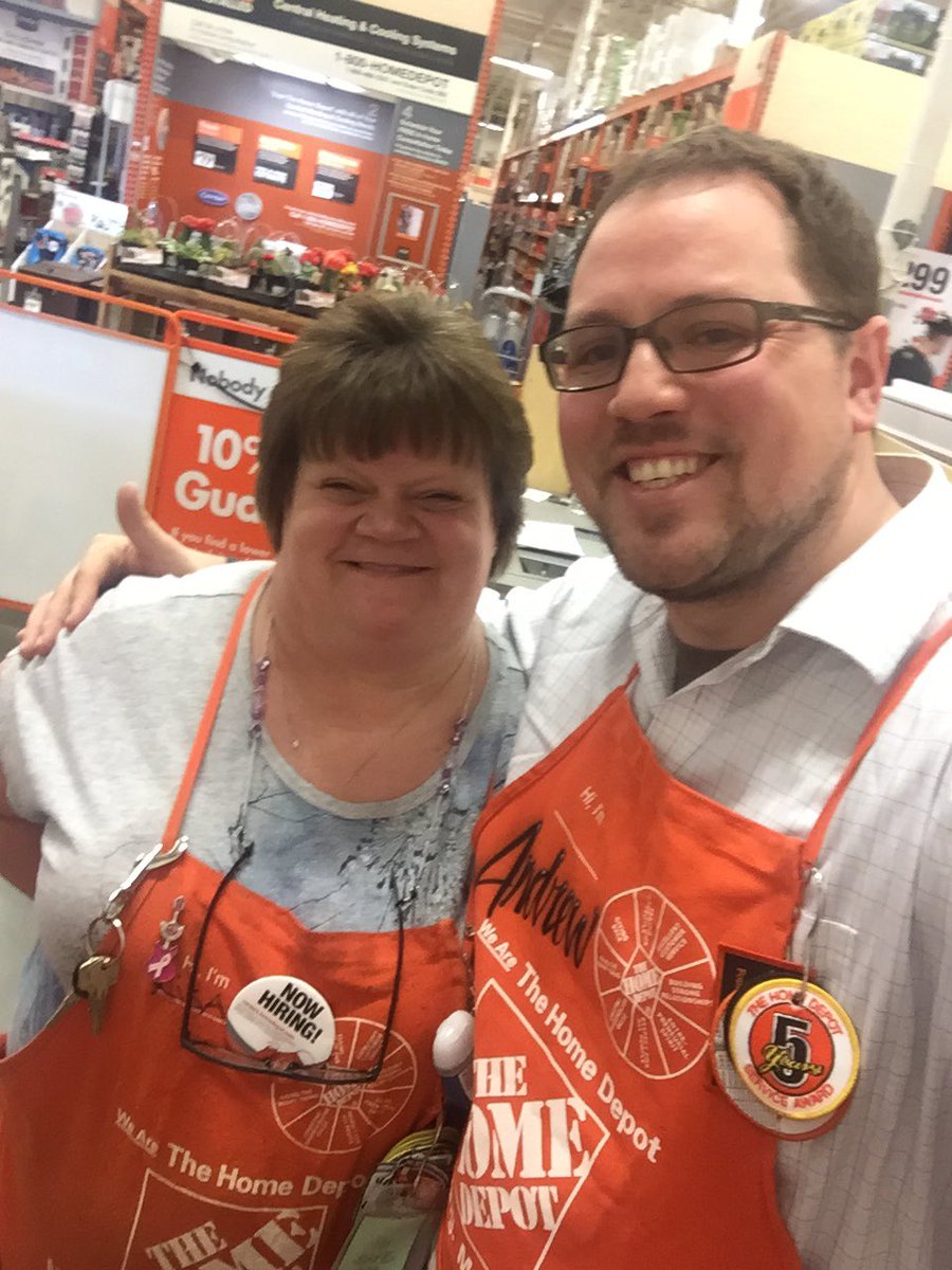 Selfie Party with ASDS Gina at Store 2307!  Thank you for the Derby Apron! #needselfiestick <a href="/Millaya/">Jeremy Millay</a> <a href="/KevinZ_THD/">Kevin Zanewicz</a>