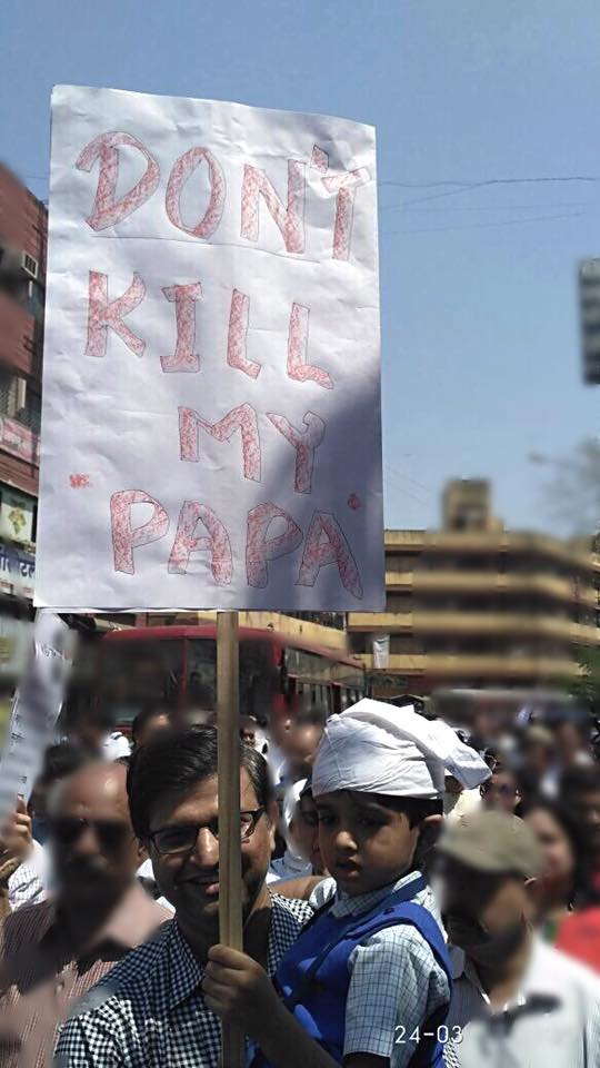 SionResidents's tweet photo. 'DONT KILL MY PAPA' by a daughter of a Doctor during protest in Nashik for safety
@PMOIndia #SaveTheDoctor @awryaditi https://t.co/CAfKdFytN7